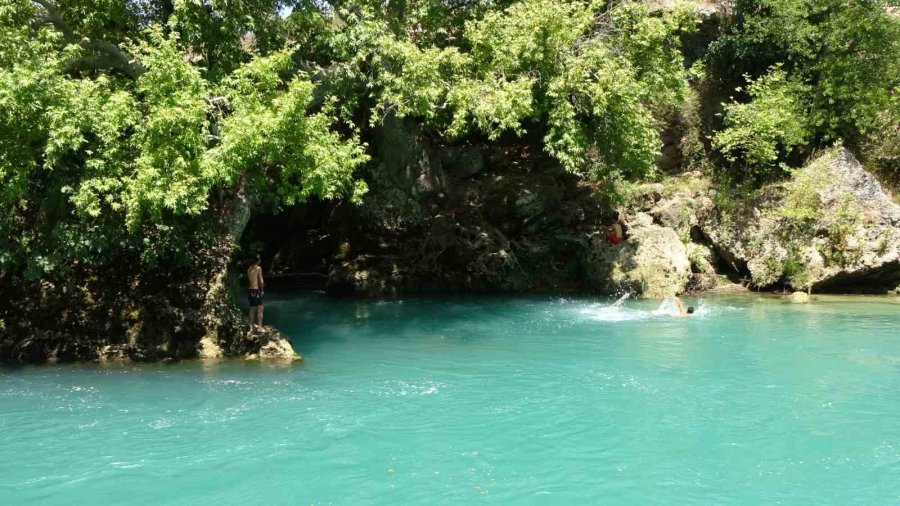 Yasak Dinlemeyip Tehlikeyi Göze Alarak Manavgat Irmağı’na Girdiler