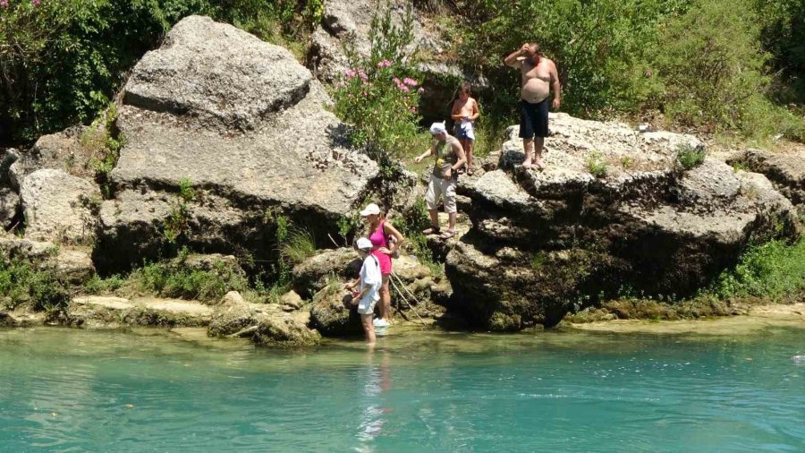 Yasak Dinlemeyip Tehlikeyi Göze Alarak Manavgat Irmağı’na Girdiler