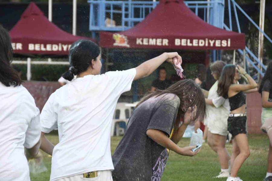 Kemer’de ‘renkli’ Festival