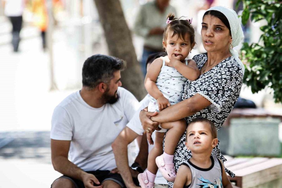 Sıcak Hava Dinlemediler, Yangın Söndürme Çalışmalarını İlgiyle Takip Ettiler