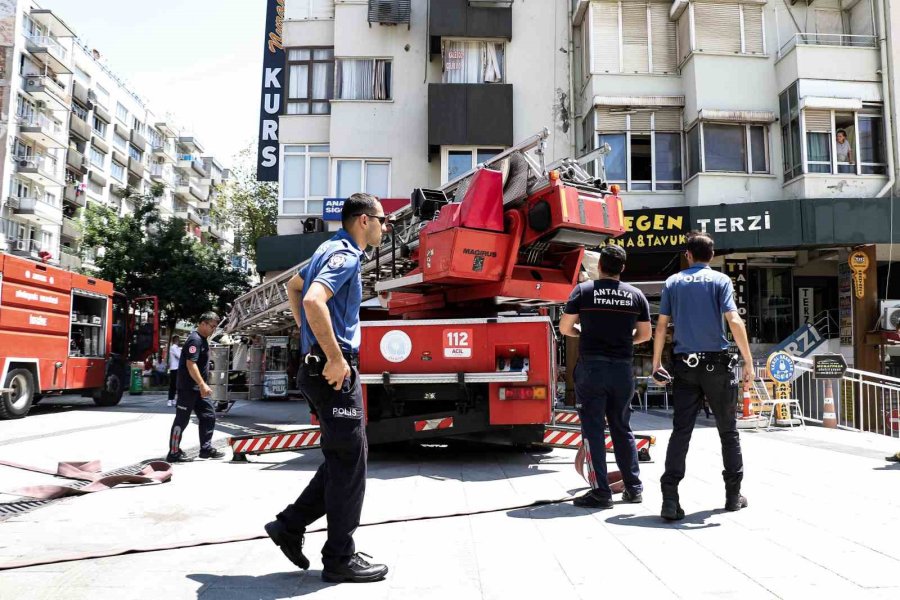 Sıcak Hava Dinlemediler, Yangın Söndürme Çalışmalarını İlgiyle Takip Ettiler