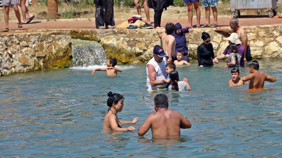 Antalya’daki Şifalı Su 5 Dakikada Çöl Sıcağını Unutturuyor, Evlerine Titreyerek Gidiyorlar