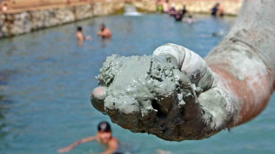 Antalya’daki Şifalı Su 5 Dakikada Çöl Sıcağını Unutturuyor, Evlerine Titreyerek Gidiyorlar