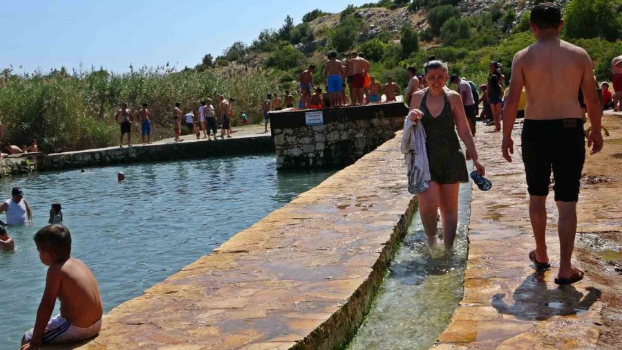 Antalya’daki Şifalı Su 5 Dakikada Çöl Sıcağını Unutturuyor, Evlerine Titreyerek Gidiyorlar