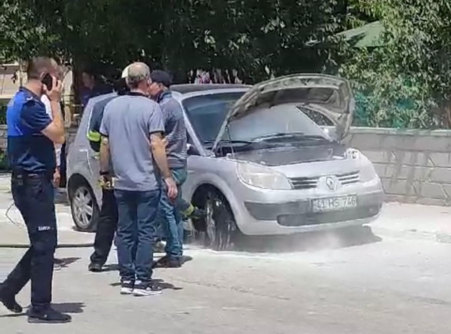 Motor Kısmından Alev Alan Otomobilde Maddi Hasar Oluştu