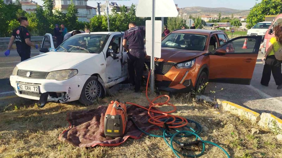 Antalya’da Kontrolsüz Kavşakta Kaza: 3 Yaralı