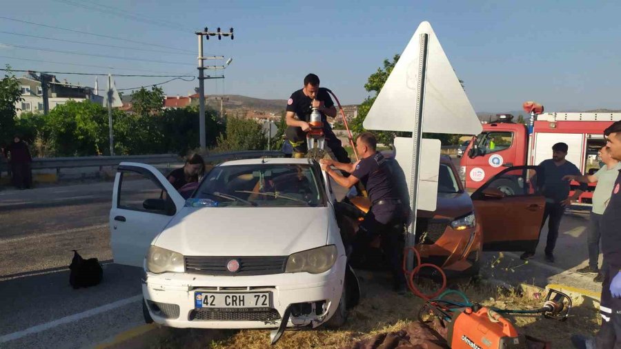 Antalya’da Kontrolsüz Kavşakta Kaza: 3 Yaralı