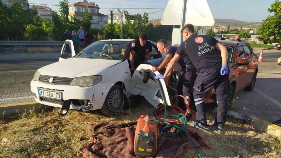 Antalya’da Kontrolsüz Kavşakta Kaza: 3 Yaralı