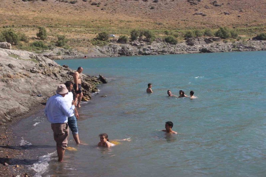 Acıgöl Yaz Sıcaklarından Bunalanların Mekanı Oldu