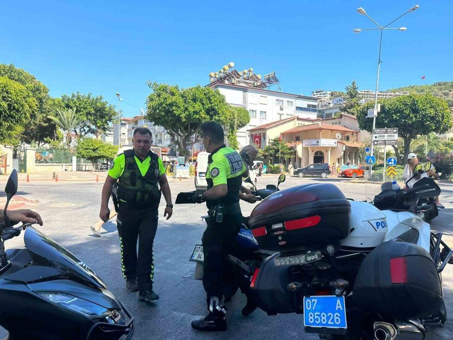 Alanya’da Polis Ekiplerinden Motosiklet Denetimi