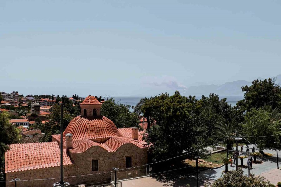 Kemer’deki Orman Yangınının Büyüklüğü Şehir Merkezinden Çekilen Görüntüyle Gözler Önüne Serildi