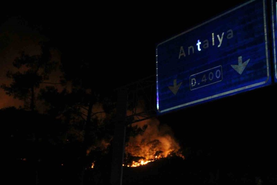 Antalya’nın Gözde Turizm Merkezi Kemer’deki Orman Yangını Devam Ediyor