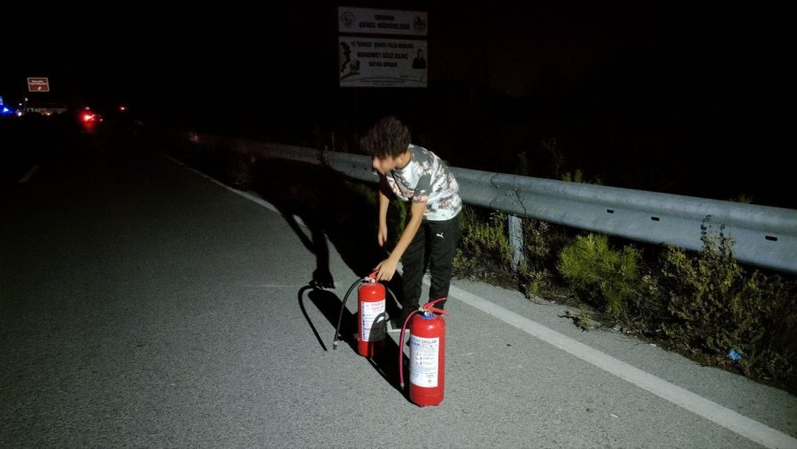 Antalya’nın Gözde Turizm Merkezi Kemer’deki Orman Yangını Devam Ediyor