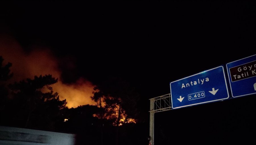 Antalya’nın Gözde Turizm Merkezi Kemer’deki Orman Yangını Devam Ediyor