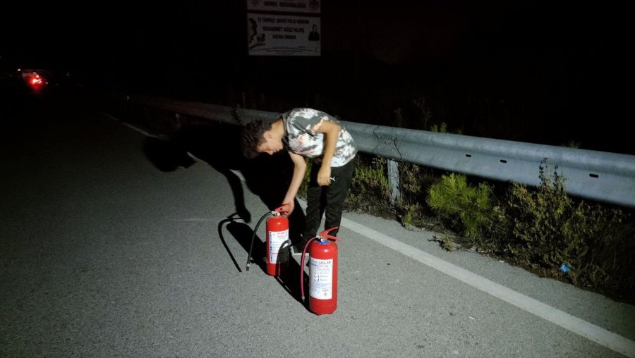 Antalya’nın Gözde Turizm Merkezi Kemer’deki Orman Yangını Devam Ediyor