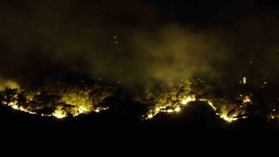 Antalya’nın Gözde Turizm Merkezi Kemer’deki Orman Yangını Devam Ediyor