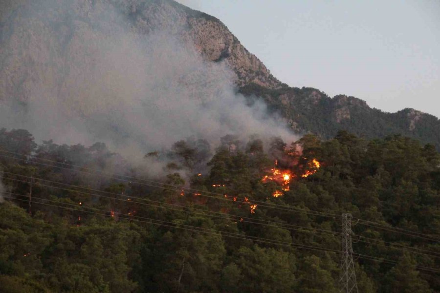 Turizm Merkezi Kemer’deki Orman Yangınına Havadan Müdahale Başladı