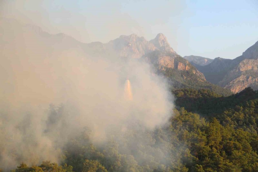 Turizm Merkezi Kemer’deki Orman Yangınına Havadan Müdahale Başladı