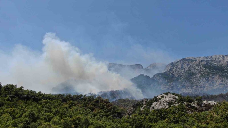 Turizm Merkezi Kemer’deki Yangın 17 Saattir Devam Ediyor