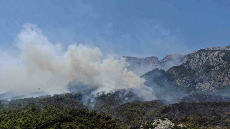 Turizm Merkezi Kemer’deki Yangın 17 Saattir Devam Ediyor