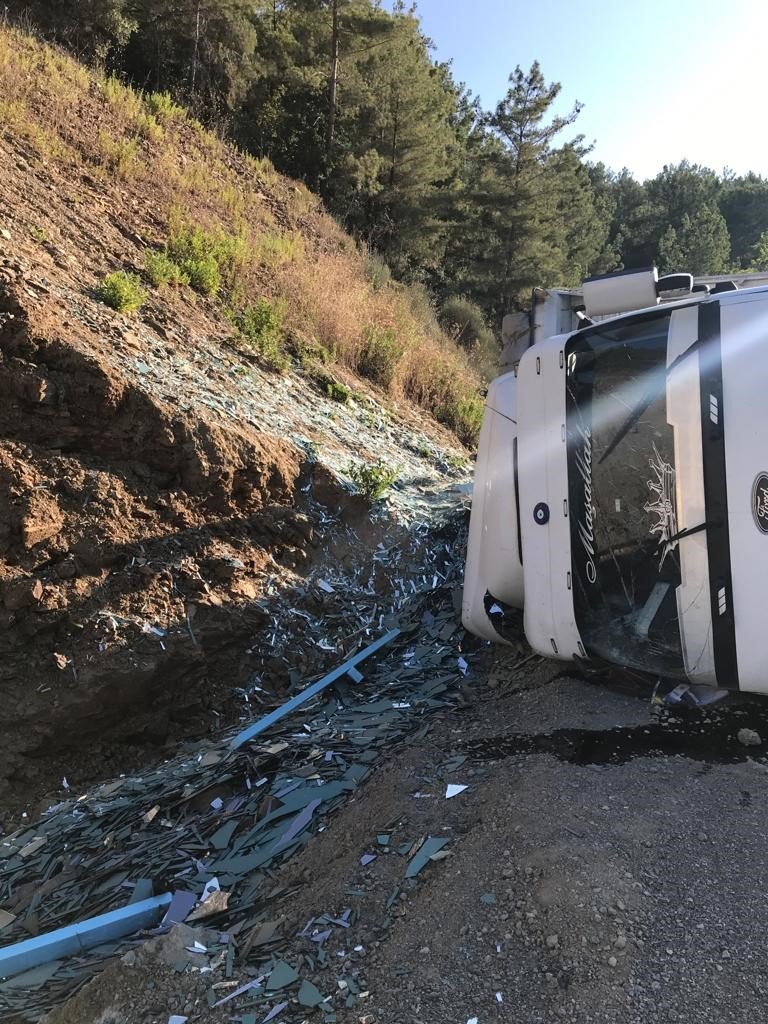 Gazipaşa’da Cam Yüklü Kamyon Devrildi: 1 Yaralı