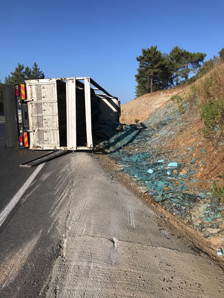 Gazipaşa’da Cam Yüklü Kamyon Devrildi: 1 Yaralı