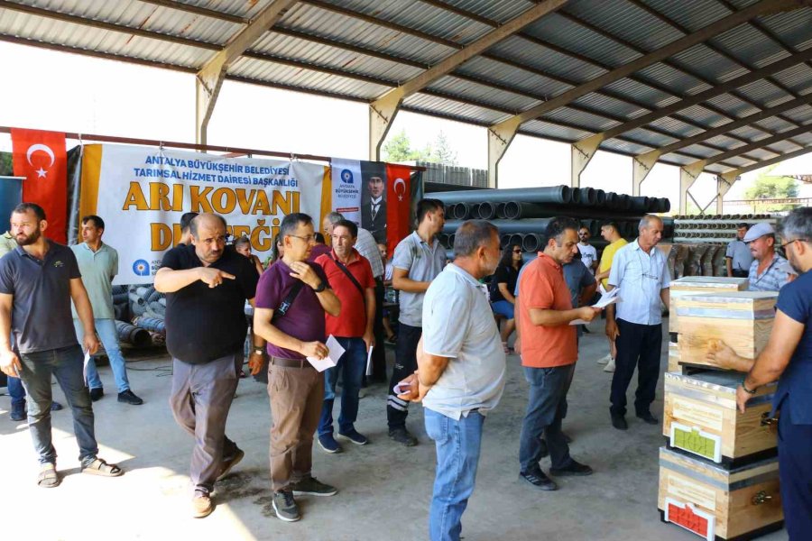 Antalya Büyükşehir Belediyesi’nden Üreticilere Kovan Desteği