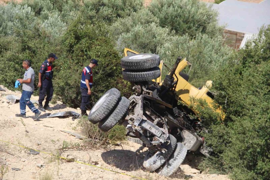 Antalya’da Şarampole Yuvarlanan Kamyonun Sürücüsü Hayatını Kaybetti