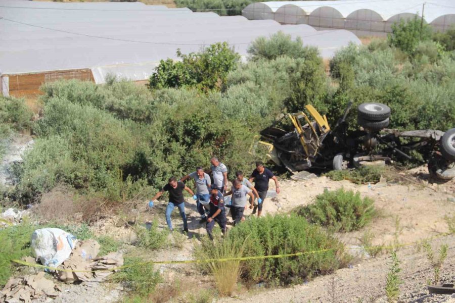 Antalya’da Şarampole Yuvarlanan Kamyonun Sürücüsü Hayatını Kaybetti