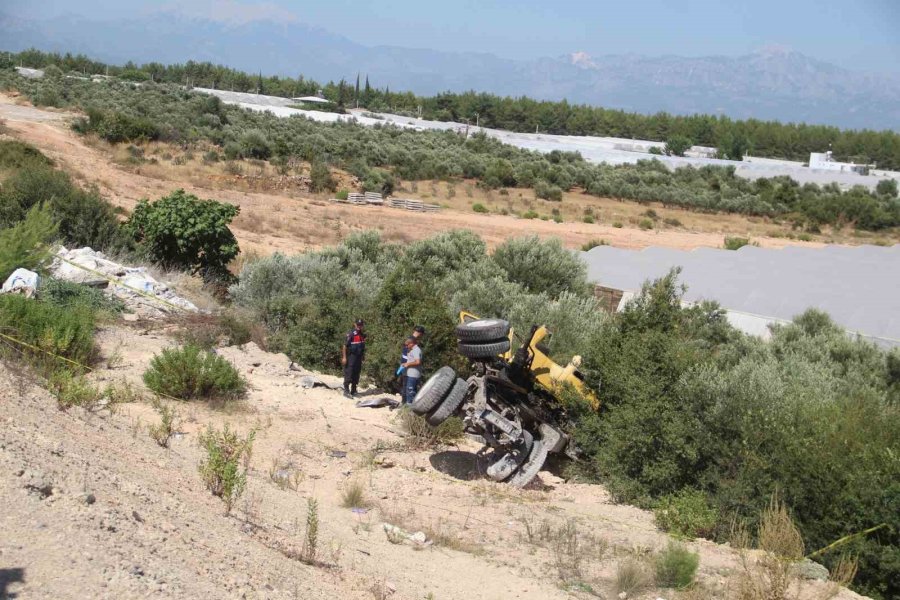 Antalya’da Şarampole Yuvarlanan Kamyonun Sürücüsü Hayatını Kaybetti