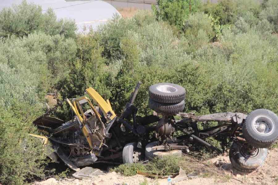 Antalya’da Şarampole Yuvarlanan Kamyonun Sürücüsü Hayatını Kaybetti