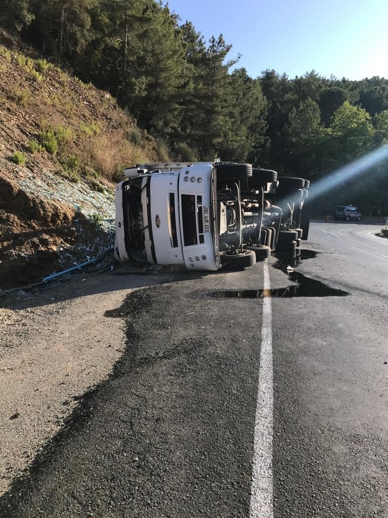 Gazipaşa’da Cam Yüklü Kamyon Devrildi: 1 Yaralı