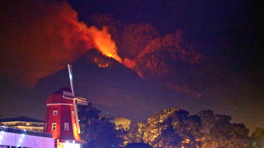 Kemer’de Alevler Tekrar Yükseldi, Gece Görüşlü Helikopterler Devrede