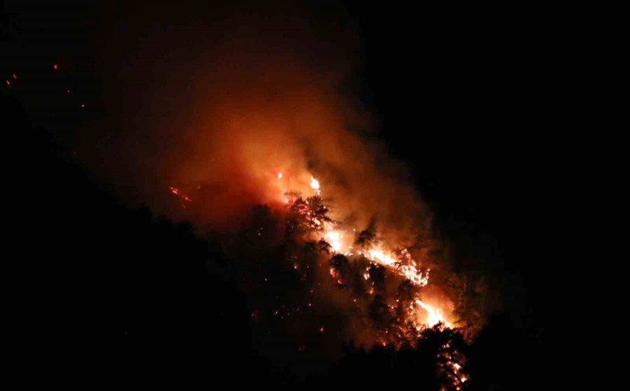 Kemer’de Alevler Tekrar Yükseldi, Gece Görüşlü Helikopterler Devrede