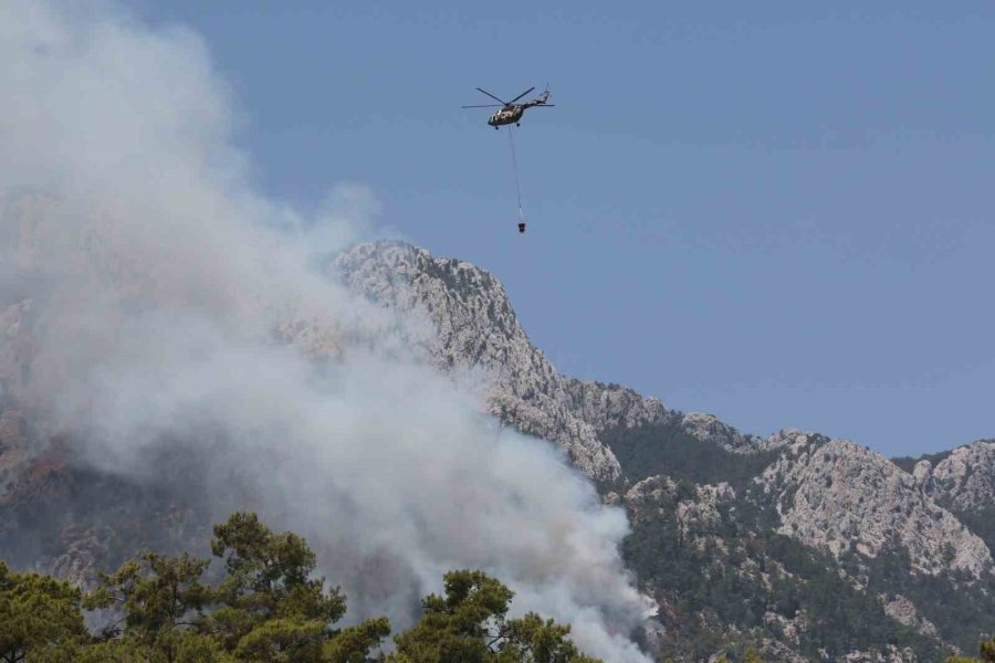 Kemer’de Orman Yangınına Havadan Yoğun Müdahale