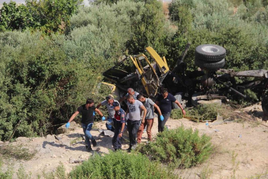 Antalya’da Şarampole Yuvarlanan Kamyonun Sürücüsü Hayatını Kaybetti