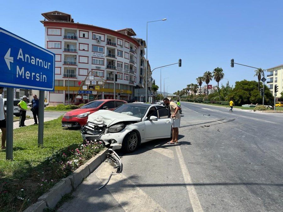 Gazipaşa’da İki Otomobil Çarpıştı: 2’si Çocuk 4 Kişi Yaralandı