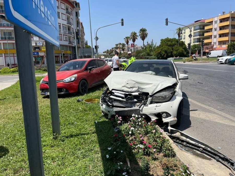 Gazipaşa’da İki Otomobil Çarpıştı: 2’si Çocuk 4 Kişi Yaralandı