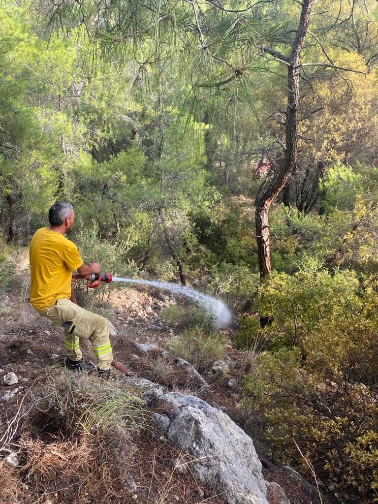 Kaş’taki Yangını Söndürüp Kemer’de Görevlerine Devam Ettiler