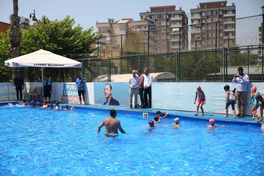 Çocuklar Hem Serinliyor Hem De Yüzme Öğreniyor