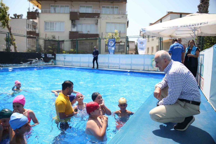 Çocuklar Hem Serinliyor Hem De Yüzme Öğreniyor