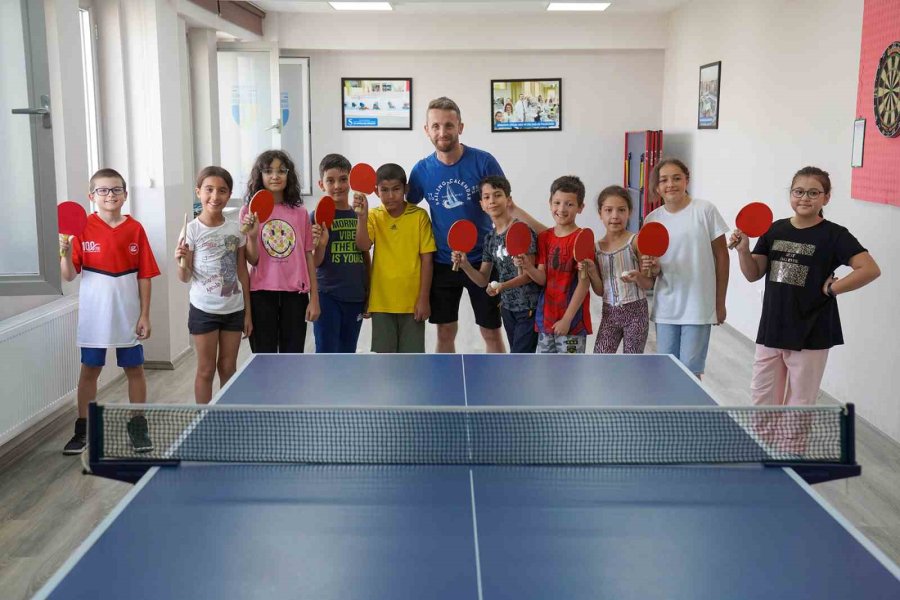 Masa Tenisinin Tekniklerini Öğreniyorlar