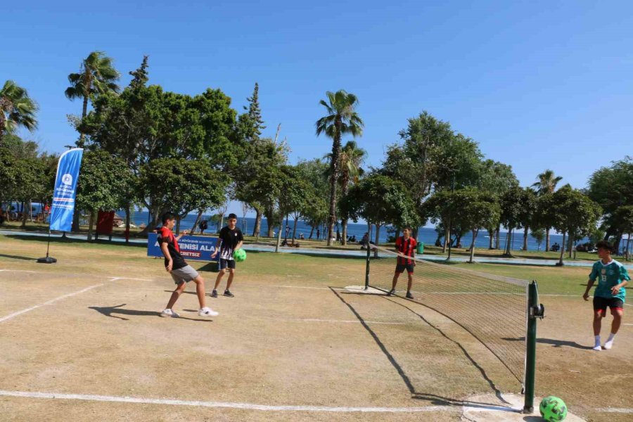 Büyükşehir’den Gençlere Ayak Tenisi Sahası