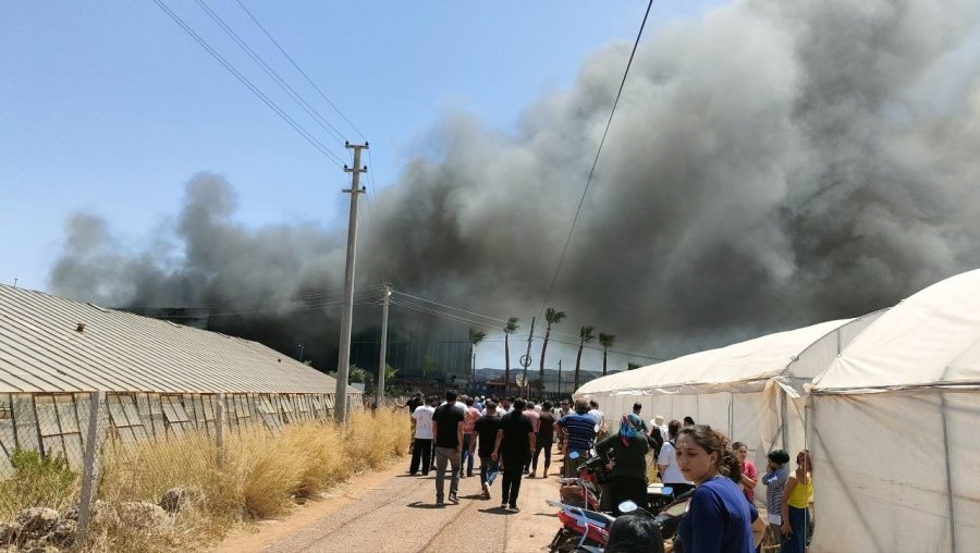 Antalya’da Çiçek İşleme Tesisinde Yangın