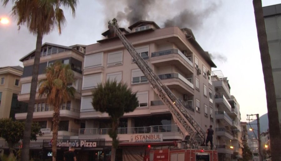 Antalya’da 4 Katlı Apartmanın Çatısında Çıkan Yangın Panik Oluşturdu