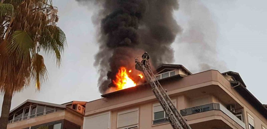 Antalya’da 4 Katlı Apartmanın Çatısında Çıkan Yangın Panik Oluşturdu