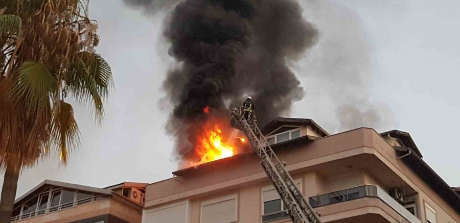 Antalya’da 4 Katlı Apartmanın Çatısında Çıkan Yangın Panik Oluşturdu