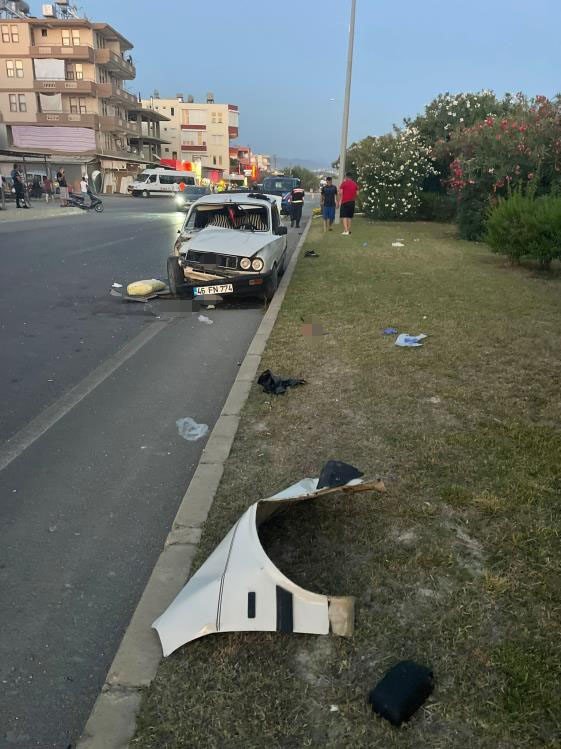 Antalya’da Otomobille Motosiklet Çarpıştı: 2’si Ağır 3 Yaralı