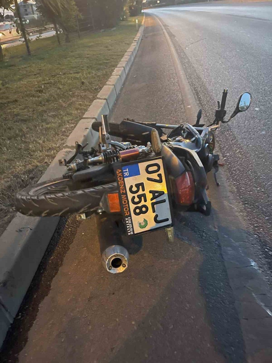 Antalya’da Otomobille Motosiklet Çarpıştı: 2’si Ağır 3 Yaralı