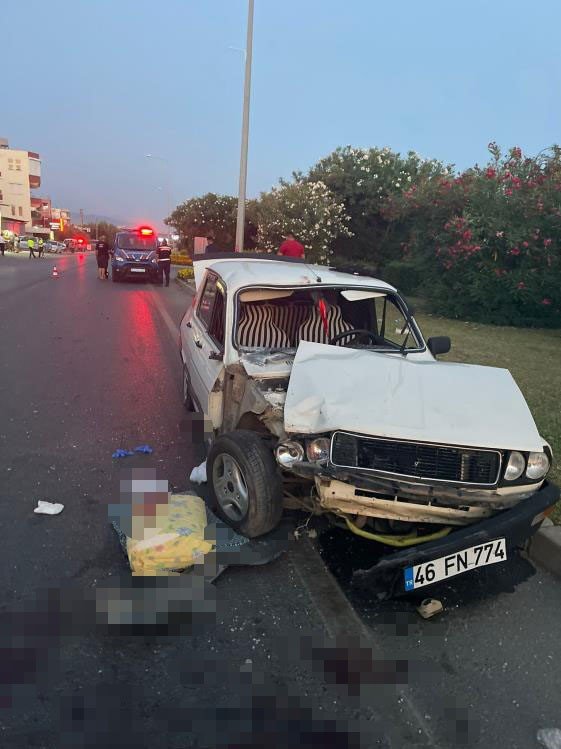 Antalya’da Otomobille Motosiklet Çarpıştı: 2’si Ağır 3 Yaralı